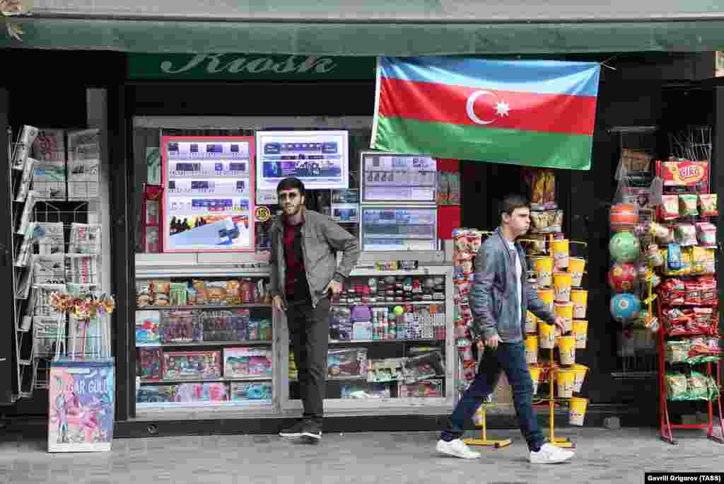 A street kiosk in Baku sports an Azerbaijani flag on November 4.&nbsp;